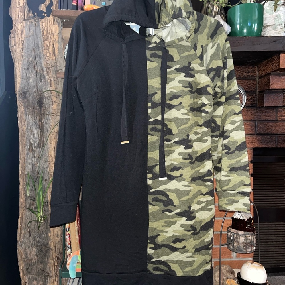No Boundaries Black and Gray Sweatshirt - Picture 2 of 7